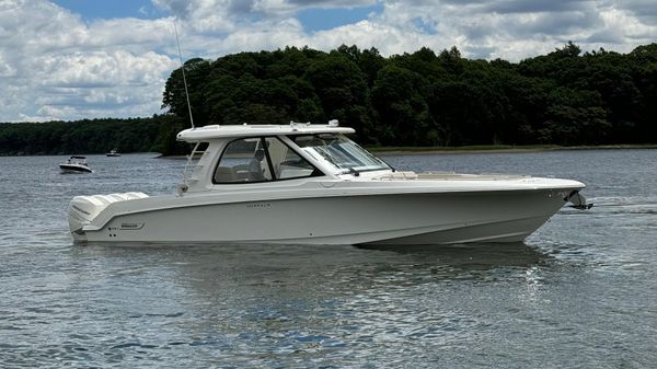 Boston Whaler 380 Realm