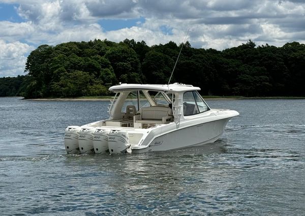 Boston Whaler 380 Realm image