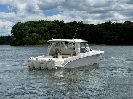 Boston Whaler 380 Realm image