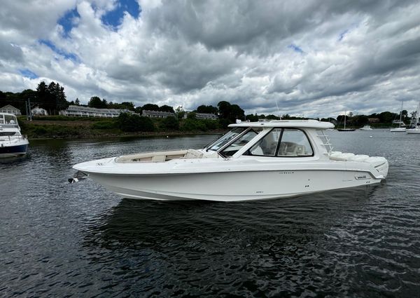 Boston Whaler 380 Realm image