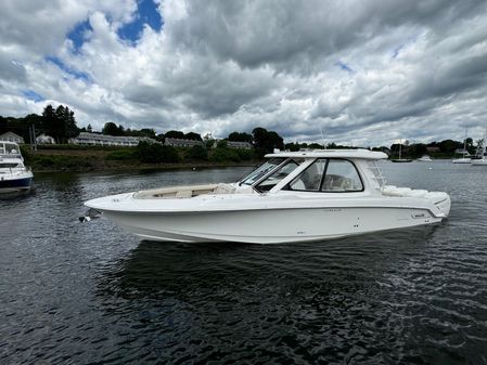 Boston Whaler 380 Realm image