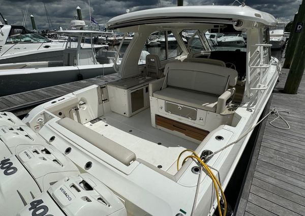 Boston Whaler 380 Realm image