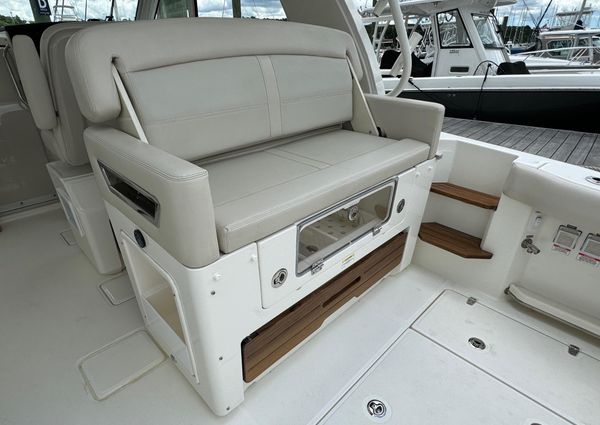 Boston Whaler 380 Realm image