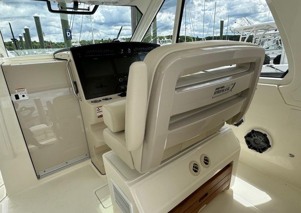 Boston Whaler 380 Realm image