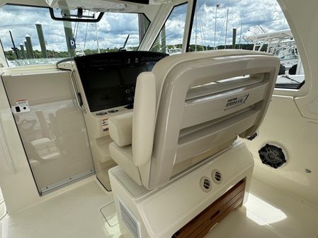 Boston Whaler 380 Realm image