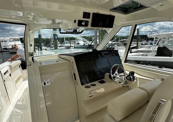 Boston Whaler 380 Realm image