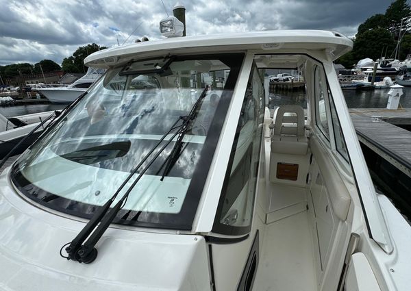 Boston Whaler 380 Realm image