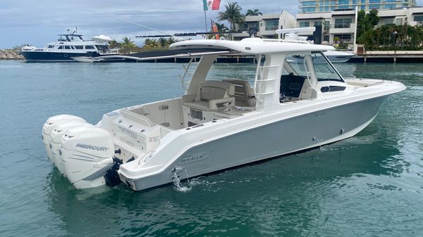 Boston Whaler 350 Realm 