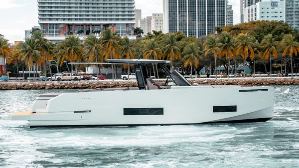 De Antonio Yachts D42 Open 