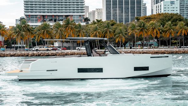 De Antonio Yachts D42 Open
