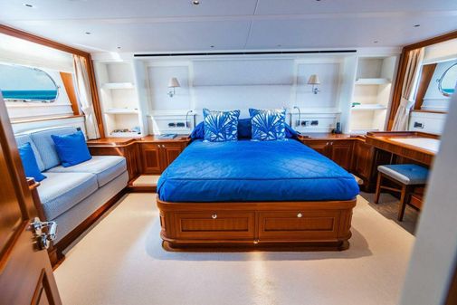 Hunt Yachts 76 Ocean Flybridge image