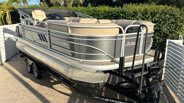 Sun Tracker Party Barge 20 DLX