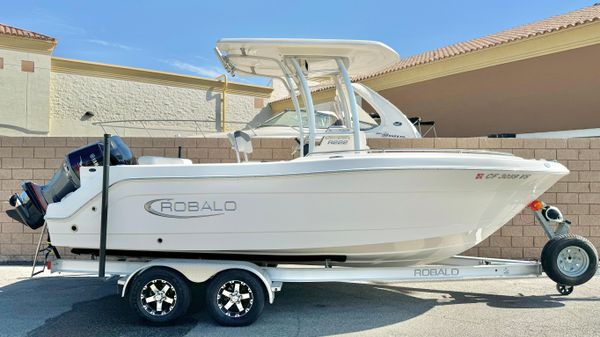 Robalo R222 Center Console 