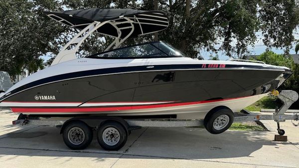 Yamaha Boats 242SE 