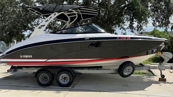 Yamaha Boats 242SE