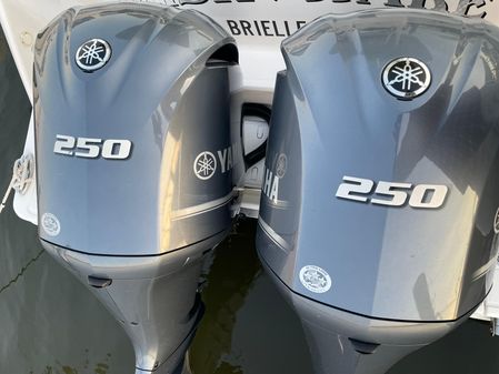 Robalo R272 image