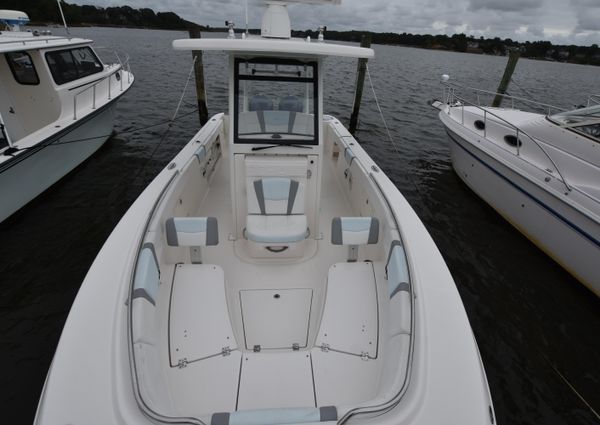 Robalo R272 image