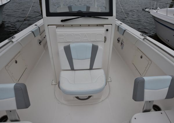 Robalo R272 image