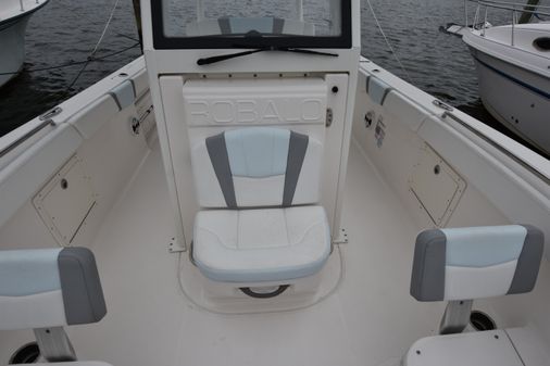 Robalo R272 image