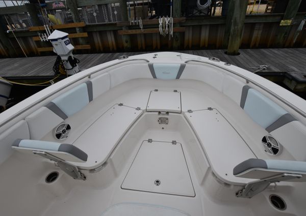 Robalo R272 image