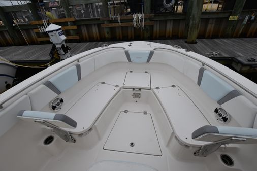 Robalo R272 image