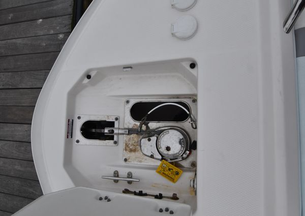 Robalo R272 image