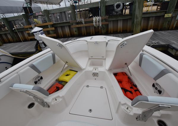 Robalo R272 image