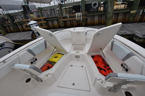 Robalo R272 image