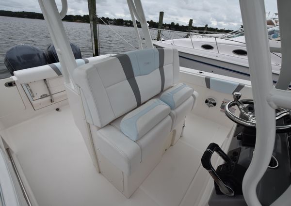 Robalo R272 image