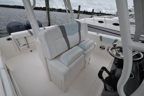 Robalo R272 image