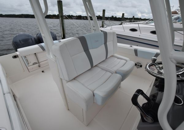 Robalo R272 image