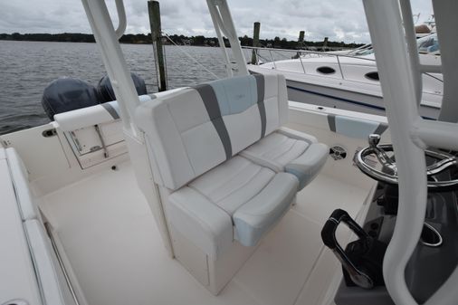 Robalo R272 image