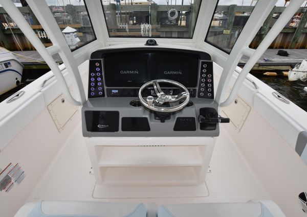 Robalo R272 image