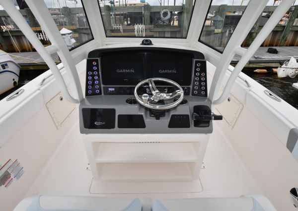 Robalo R272 image