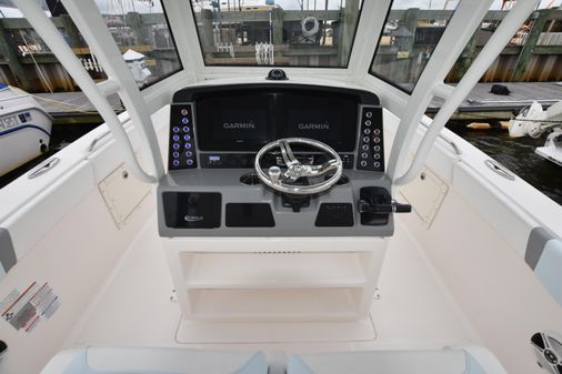 Robalo R272 image