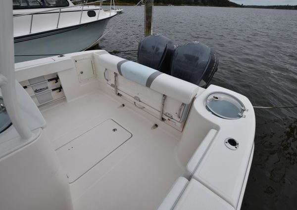 Robalo R272 image