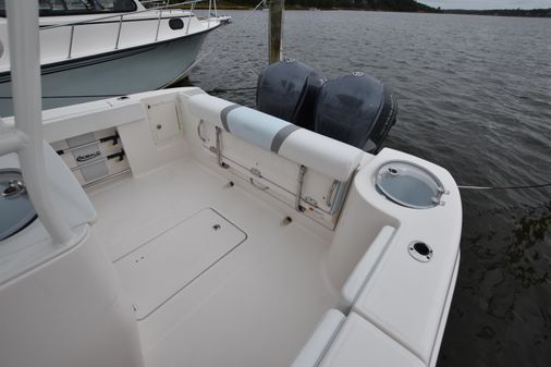 Robalo R272 image