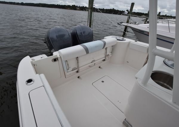 Robalo R272 image