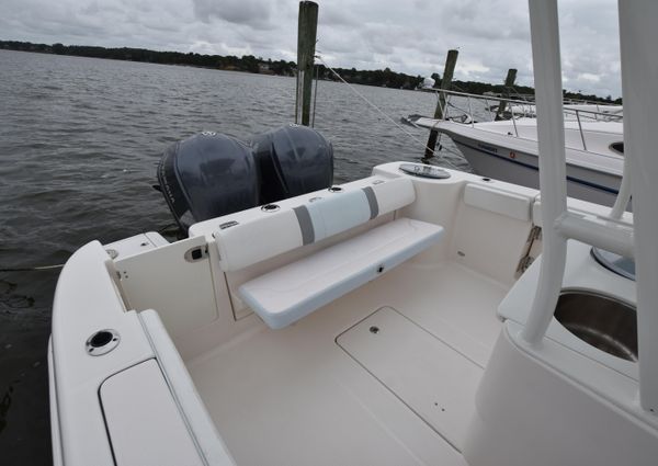 Robalo R272 image