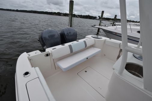 Robalo R272 image