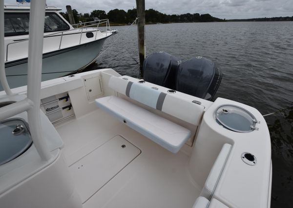 Robalo R272 image