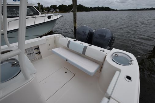 Robalo R272 image