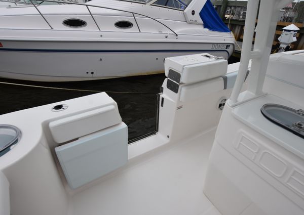 Robalo R272 image