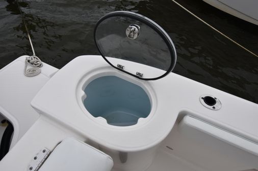 Robalo R272 image