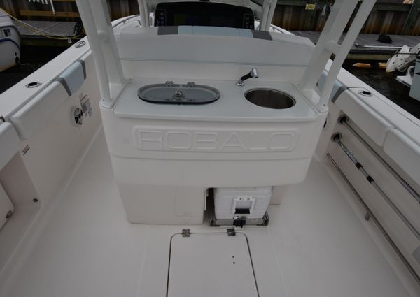 Robalo R272 image