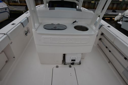 Robalo R272 image