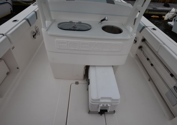 Robalo R272 image