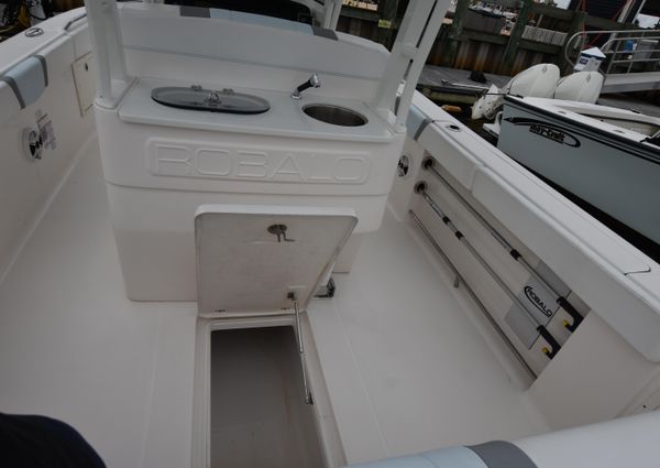 Robalo R272 image