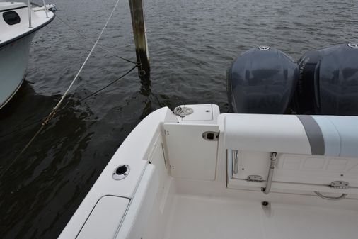 Robalo R272 image