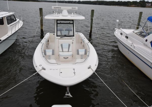 Robalo R272 image